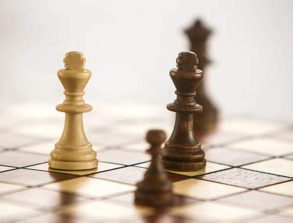 Figuras de xadrez no tabuleiro de xadrez — Fotografia de Stock