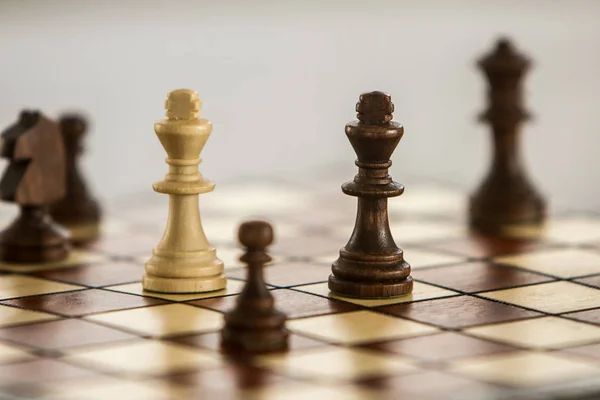 Figuras de ajedrez en tablero de ajedrez —  Fotos de Stock