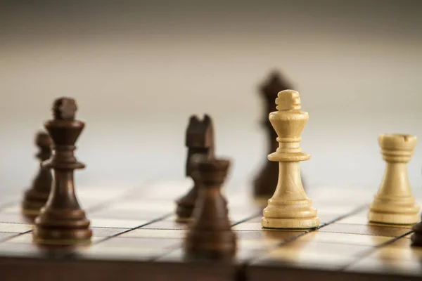 Chess cijfers op schaakbord — Stockfoto