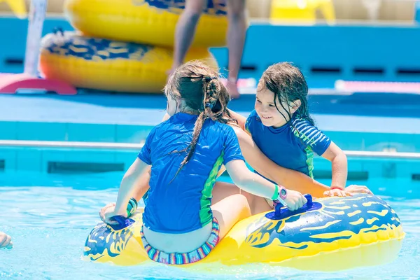 Niños pequeños divirtiéndose en la piscina de agua —  Fotos de Stock