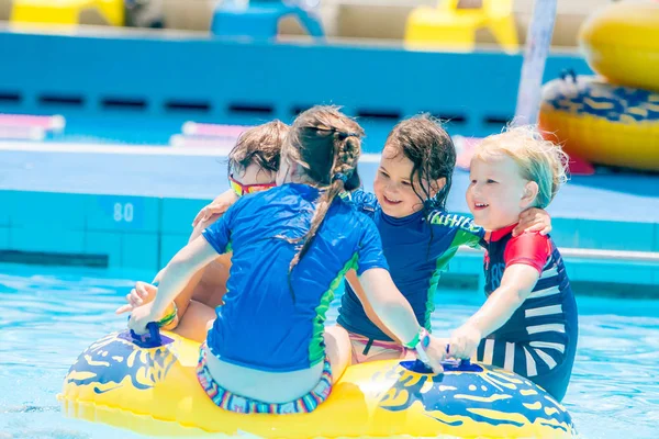 Crianças pequenas se divertindo na piscina de água — Fotografia de Stock
