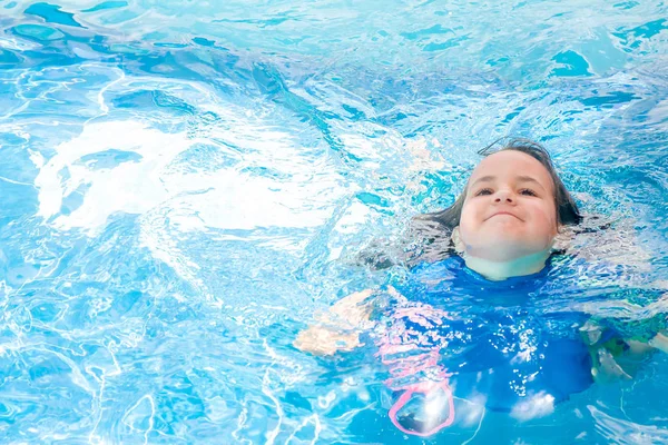 Young child girl swimming in water pool — Stock Photo, Image