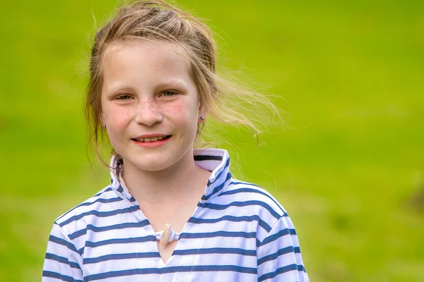 Portrait extérieur de jeune fille enfant — Photo