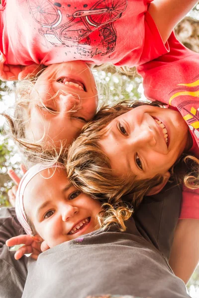 Três crianças felizes — Fotografia de Stock