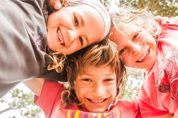 Tres niños felices — Foto de Stock