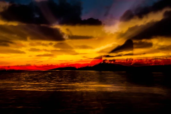 Pôr do sol brilhante sobre o mar — Fotografia de Stock