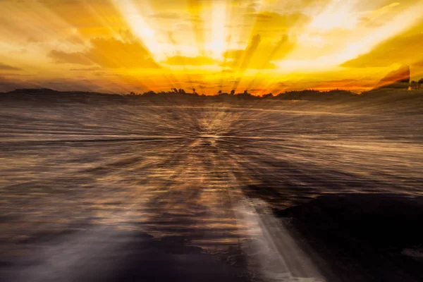 Heldere zonsondergang boven zee — Stockfoto