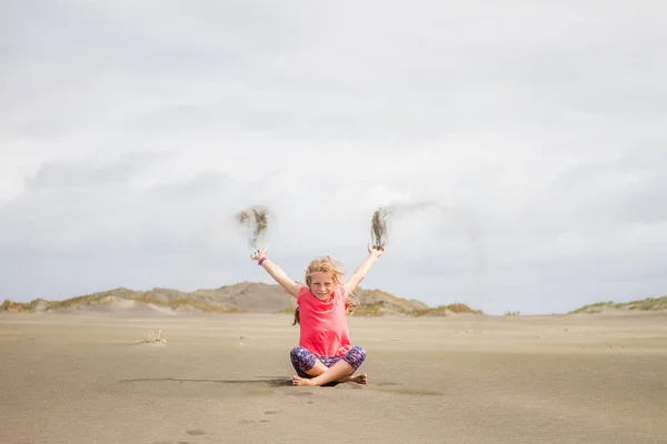 Μικρό παιδί κορίτσι ρίχνουν άμμο — Φωτογραφία Αρχείου