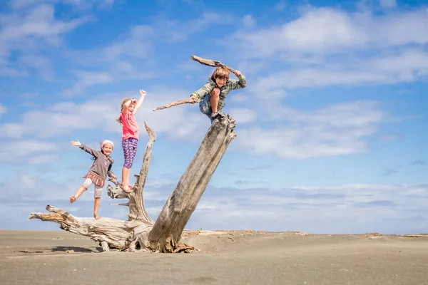 Trois enfants jouant à l'extérieur — Photo