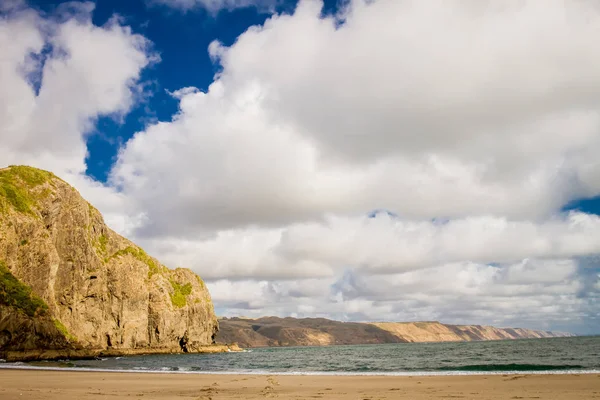Cielo sopra la spiaggia rocciosa — Foto Stock