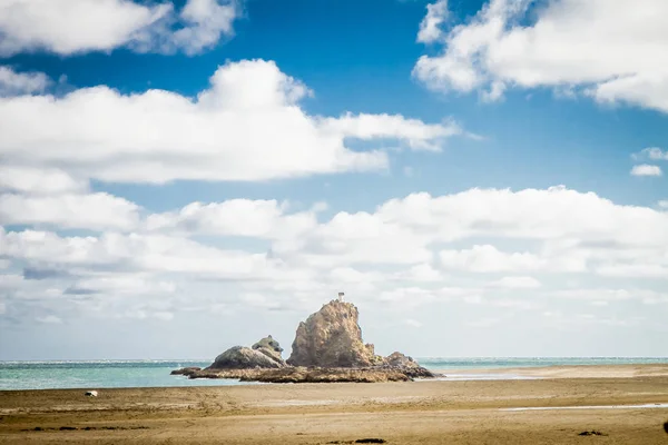 Hemel boven rotsachtige strand — Stockfoto