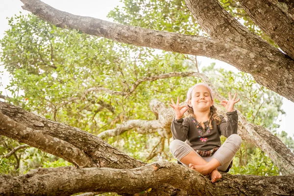 Kind meisje mediteren — Stockfoto