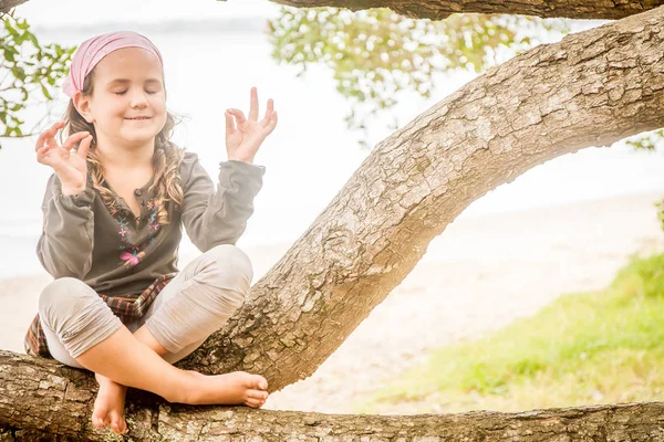 Дитина дівчина медитації — стокове фото