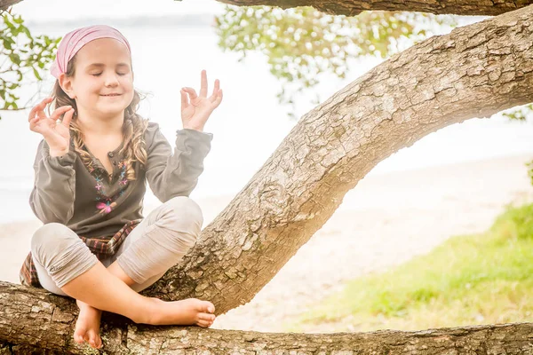 Criança menina meditando — Fotografia de Stock