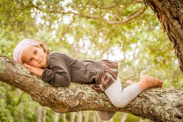 Lächelndes Mädchen — Stockfoto