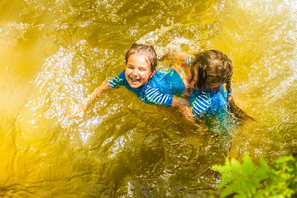 Sorelle che nuotano nel fiume termale — Foto Stock