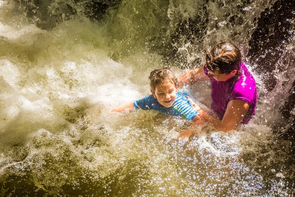 Madre divirtiéndose con hija en el río —  Fotos de Stock