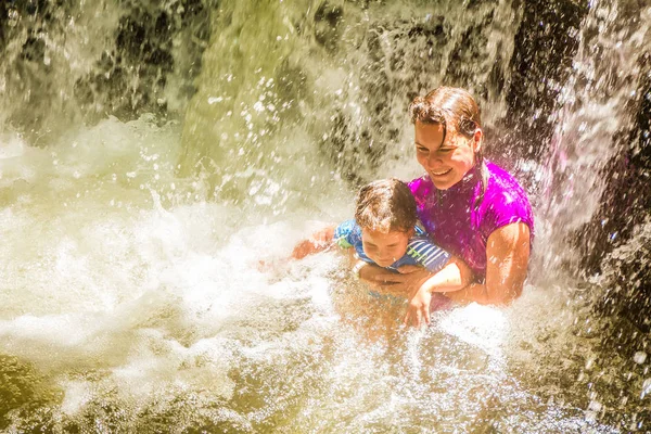 Mamma si diverte con la figlia nel fiume — Foto Stock