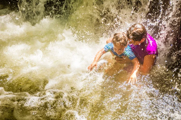 Мама веселится с дочерью в реке — стоковое фото