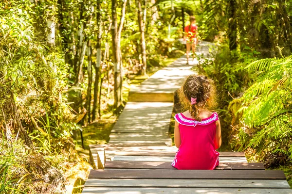 Barn tjej på helgpromenad skog — Stockfoto