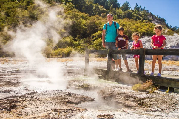 Père et enfants regardant geyser — Photo