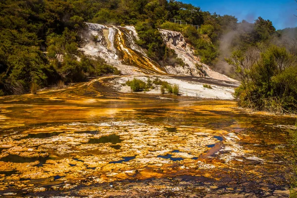 Orakei korako geotermal Долина — стокове фото