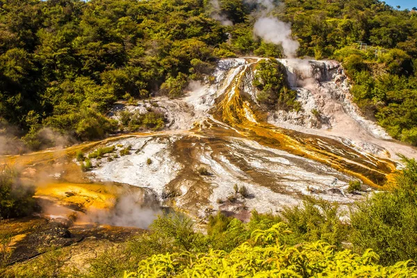 Orakei korako geotermal Долина — стокове фото