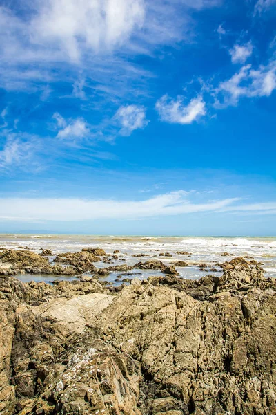 Playa rocosa bajo el cielo —  Fotos de Stock