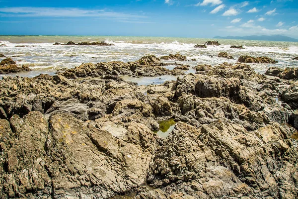 Stenig strand under himmel — Stockfoto