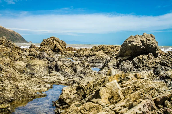 Rocky beach under sky — Stock Photo, Image