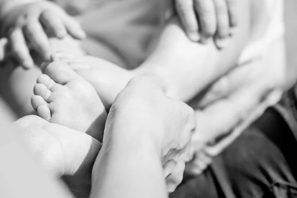 Mor hålla lilla barnets ben — Stockfoto