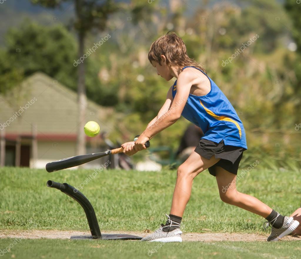Young preteen boy playing softball — Stock Photo © volare2004 148395245