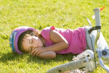 Uyuyan genç çocuk kız