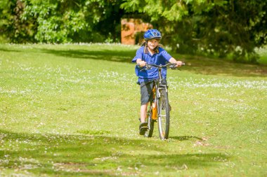Çocuk doğal parkın bir bisiklet sürme