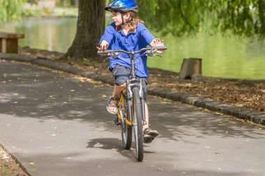 Çocuk doğal parkın bir bisiklet sürme