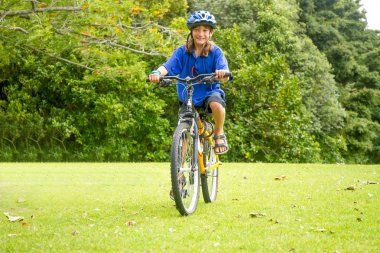 Çocuk doğal parkın bir bisiklet sürme