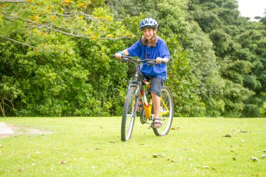 Çocuk doğal parkın bir bisiklet sürme