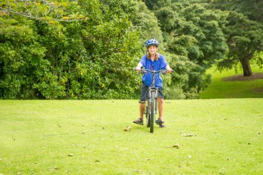 Çocuk doğal parkın bir bisiklet sürme