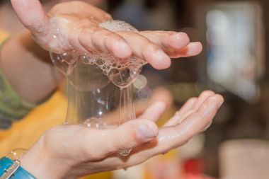 Sabun köpüğüyle oynayan çocuk 