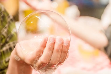 Sabun köpüğüyle oynayan çocuk 