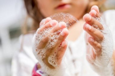 sabun köpüğü ile oynayan mutlu çocuk 