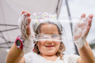 sabun köpüğü ile oynayan mutlu çocuk 