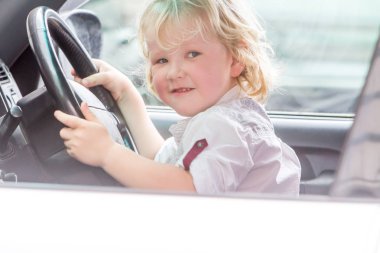 Arabada mutlu çocuk