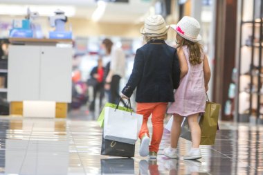 Alışveriş çocuklar. sevimli küçük kız ve erkek alışveriş üzerinde.