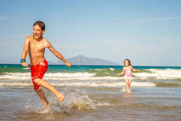 Giovani bambini felici - ragazzo e ragazza — Foto Stock