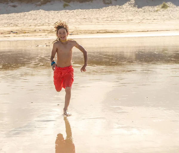 Jongen met plezier op zand strand — Stockfoto