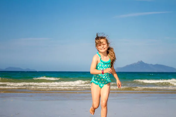 Menina criança feliz — Fotografia de Stock