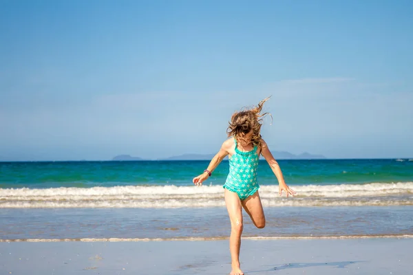 Flicka kör på stranden — Stockfoto