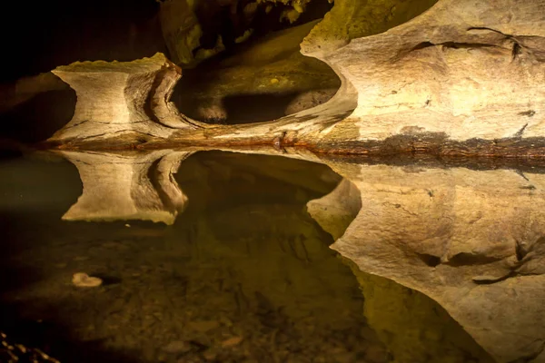 Höhlenformationen spiegeln sich im unterirdischen See wider — Stockfoto