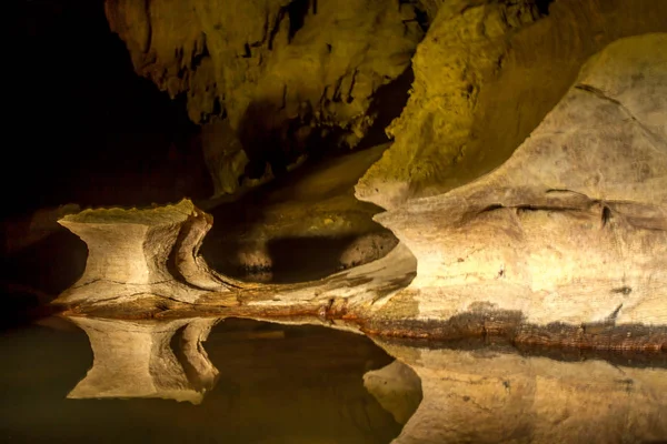 Barlangi formációk tükröződik a földalatti tó — Stock Fotó